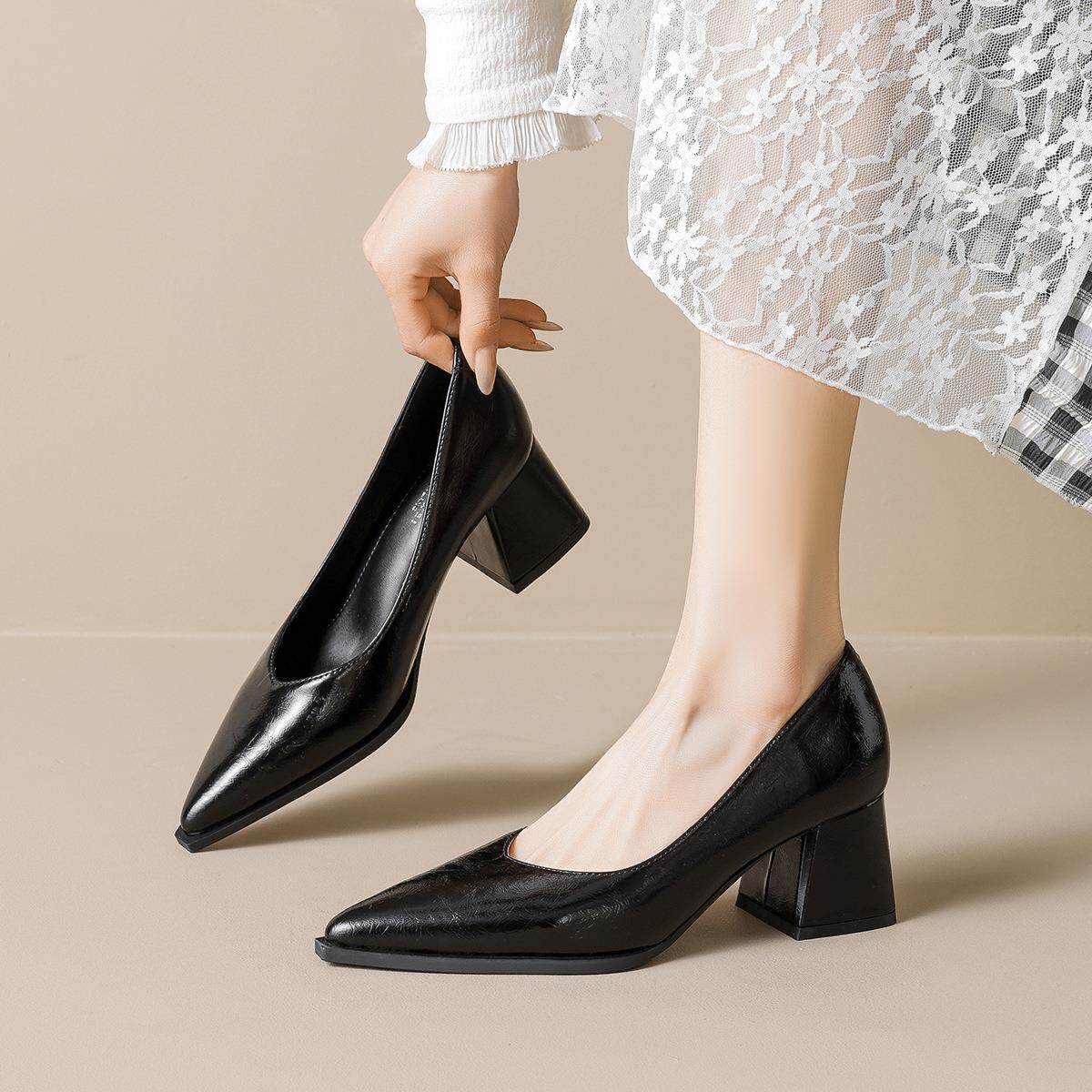 时尚百搭日常舒适尖头高跟鞋轻奢高级感绒面浅口粗跟通勤黑色单鞋