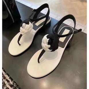 新款小香风黑白拼色山茶花人字拖女一字扣带软皮拼色平底夹趾凉鞋