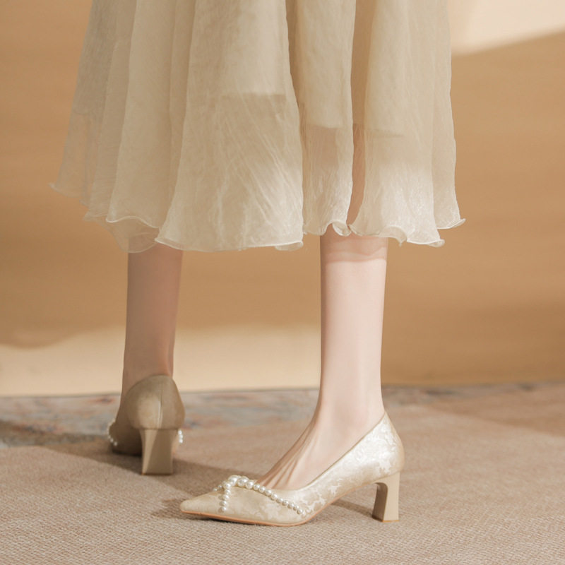 新中式百搭高跟鞋女高级感2026年夏季新款尖头粗跟不累脚珍珠单鞋