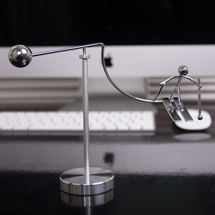 不倒翁小铁人动态平衡摆件旋转的铁艺术品毕业礼物男生电视柜装饰