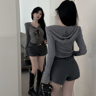 女秋辣妹连帽锁骨性感御姐V领豹纹领带拼接短款长袖t恤打底衫上衣