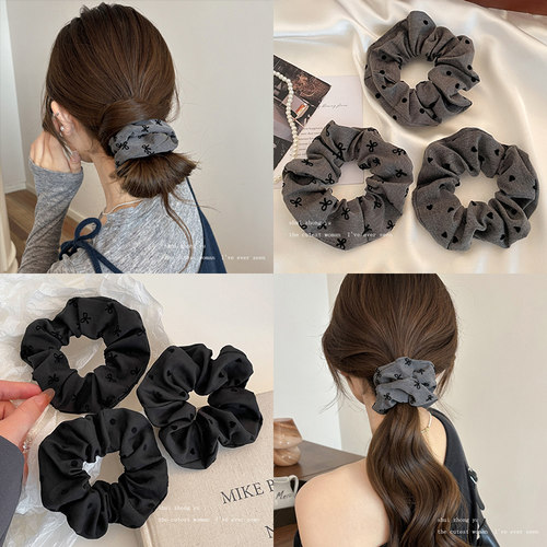 波点大肠发圈女扎头低马尾