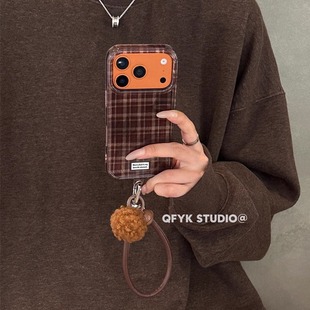 复古彩色格纹适用iPhone17promax苹果15pro手机壳14毛球挂饰13promax新款17女16全包15防摔16pro挂绳
