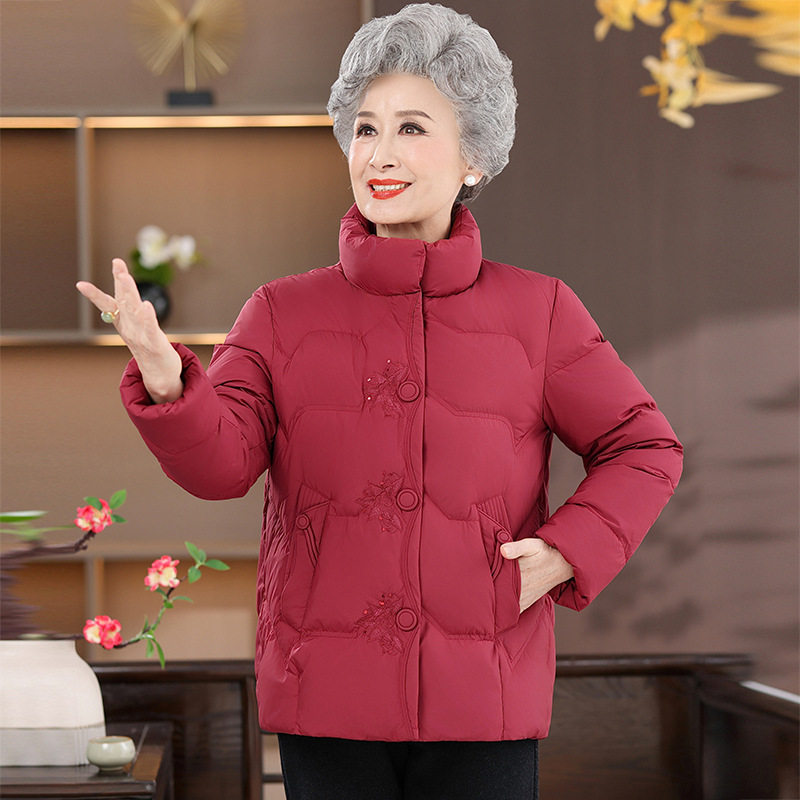60-70岁中老年人羽绒服女加肥加大码超轻便胖妈妈装短款外套200斤