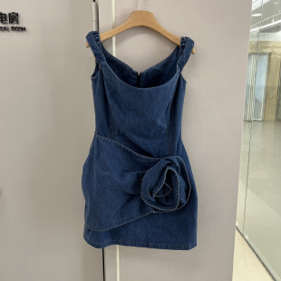 牛仔风一字领露肩立体扭花连衣裙女修身显瘦吊带包臀裙