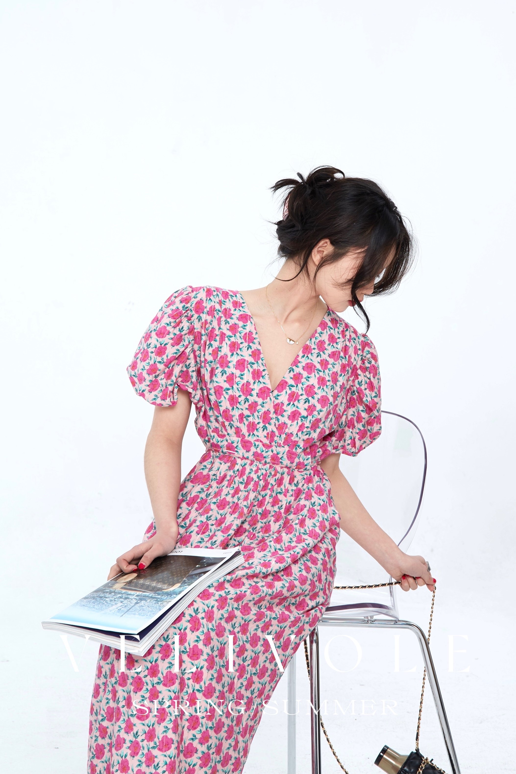 velivole梨涡/美艳亮相呼声复活款法式气质复古v领显瘦碎花连衣裙