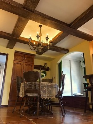 新款原木实木别墅住宅装饰假木梁吊顶空心梁老榆木饰面包梁包柱