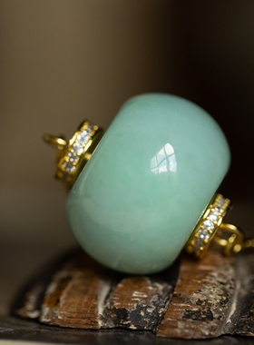 泼墨。天然翡翠  淡淡的苹果绿  S925银镀金镶嵌 吊坠项链（含链