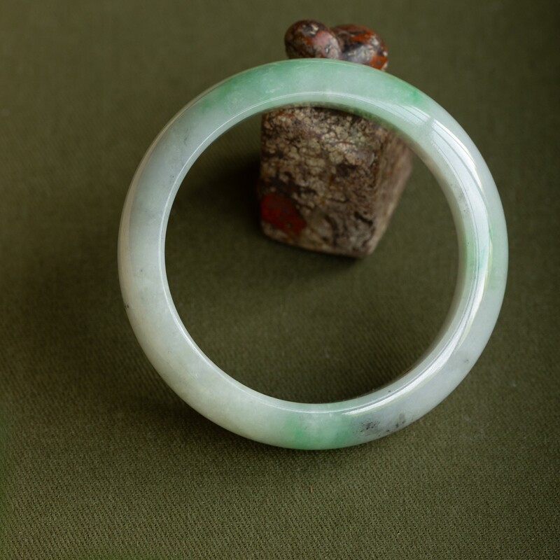 泼墨。正品天然A货硬玉正圈扁条翡翠玉镯/手镯 内径56MM（ 原4千5