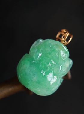 泼墨。天然飘绿翡翠   精雕貔貅铜钱   玉佩吊坠 / 挂件（ 不含链