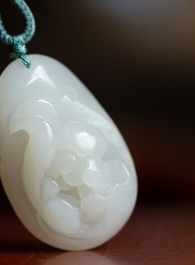 泼墨。天然和田玉青白玉    精雕莲花  温润细腻    项链/吊坠