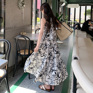 水墨画国风挂脖吊带连衣裙女2025新款夏季独特漂亮海边度假风长裙图片