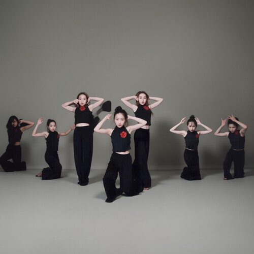 儿童玫瑰少年舞蹈演出服嘻哈女童酷帅国风爵士舞黑色服装玫瑰道具