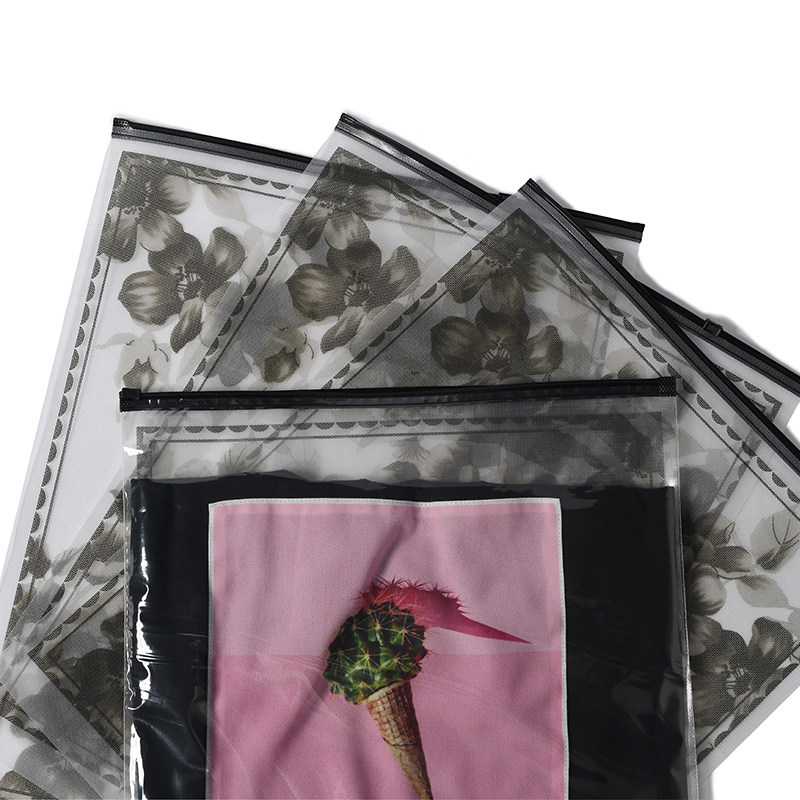 服装店装衣服的袋子自封高档透明图片