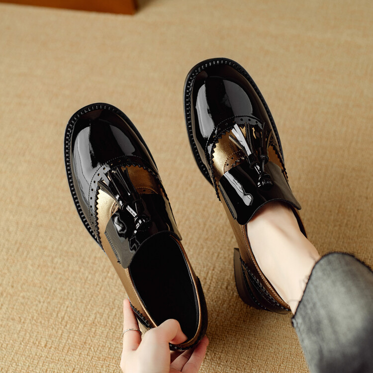 英伦覆古风拼色流苏乐福鞋女春秋新款漆皮雕花小皮鞋圆头粗跟单鞋