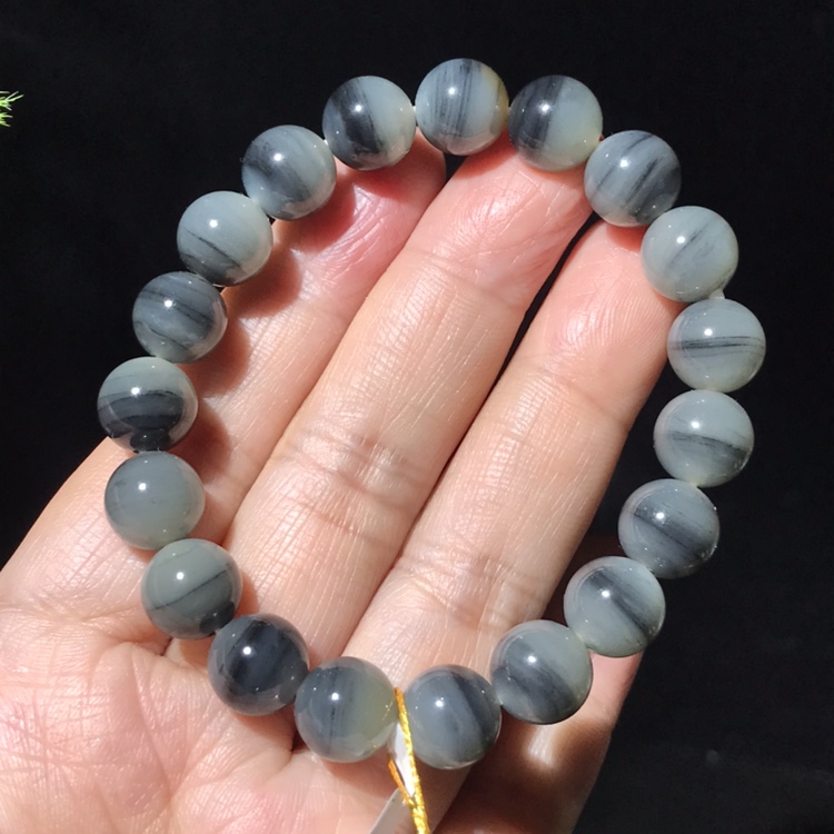儒贤玉道新疆和田玉籽料黑白分明青花意境十足卡8咪手串无留皮子