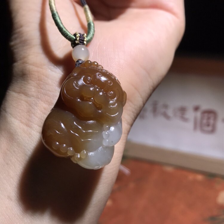 儒贤玉道新疆和田玉且末糖白萌虎挂件俏色巧雕生肖老虎男女同款
