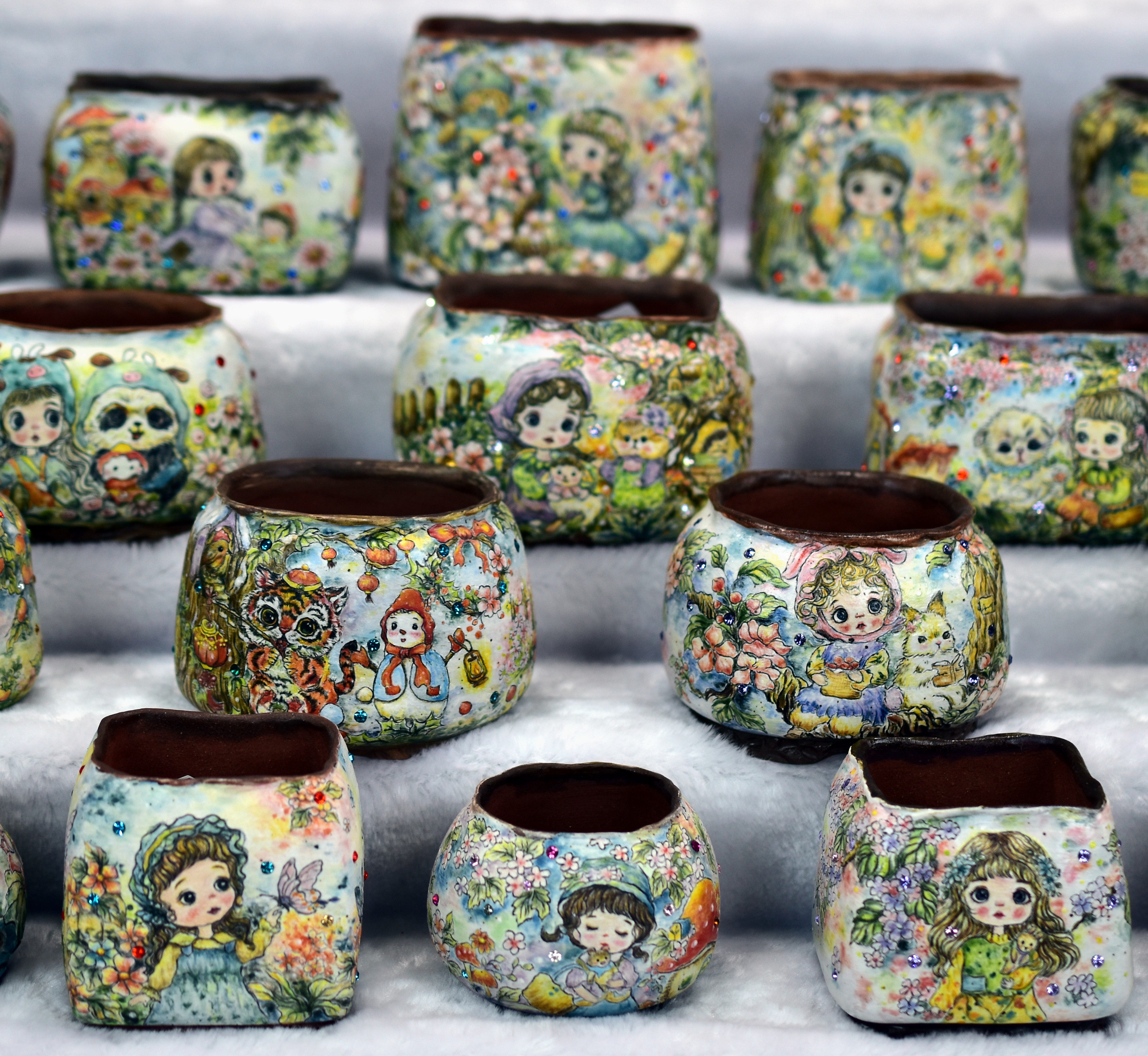 Amy精品满刻画小精灵女孩景天肉锥风铃多口径透气釉烧多肉花盆