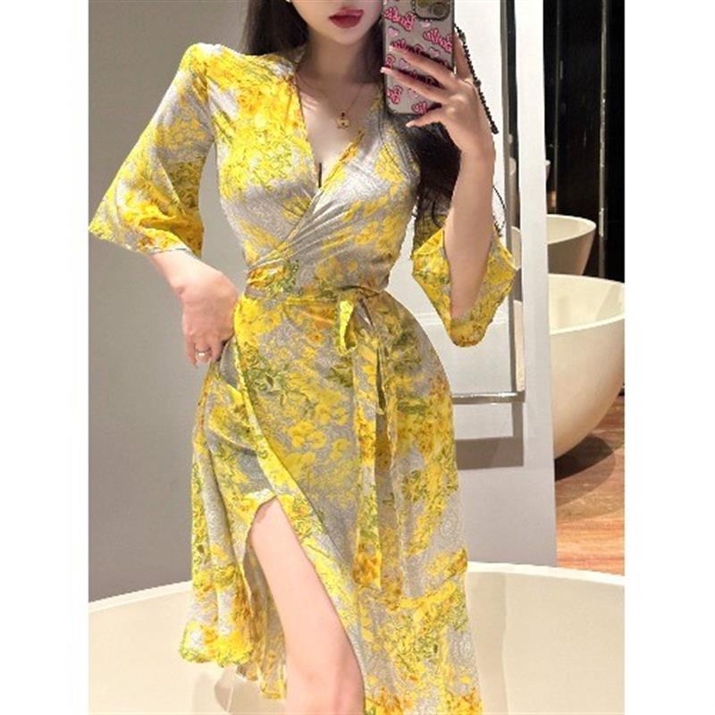 黄色战袍网红同款v领收腰碎花雪纺连衣裙女夏季气质性感开叉长裙