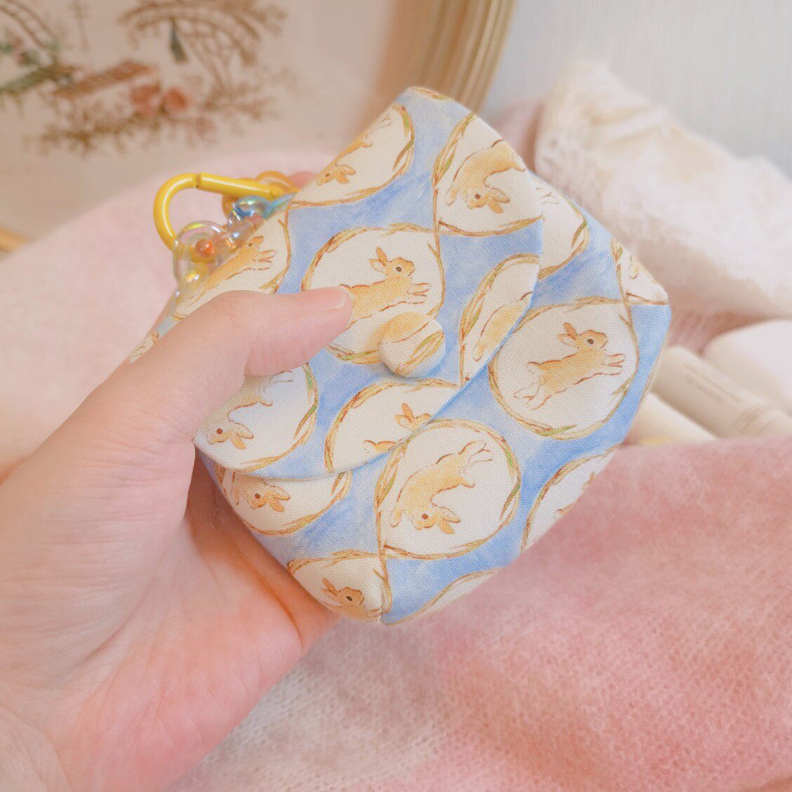 EVA布语兔兔黑白耳机口红唇膏化妆收纳钥匙包随身可爱DIY小挂包