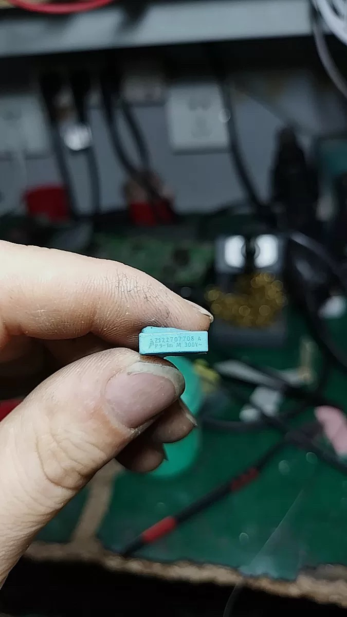 B32021A3102M特斯拉新能源安规电容 1N 300VAC 102M Y2  脚距10MM