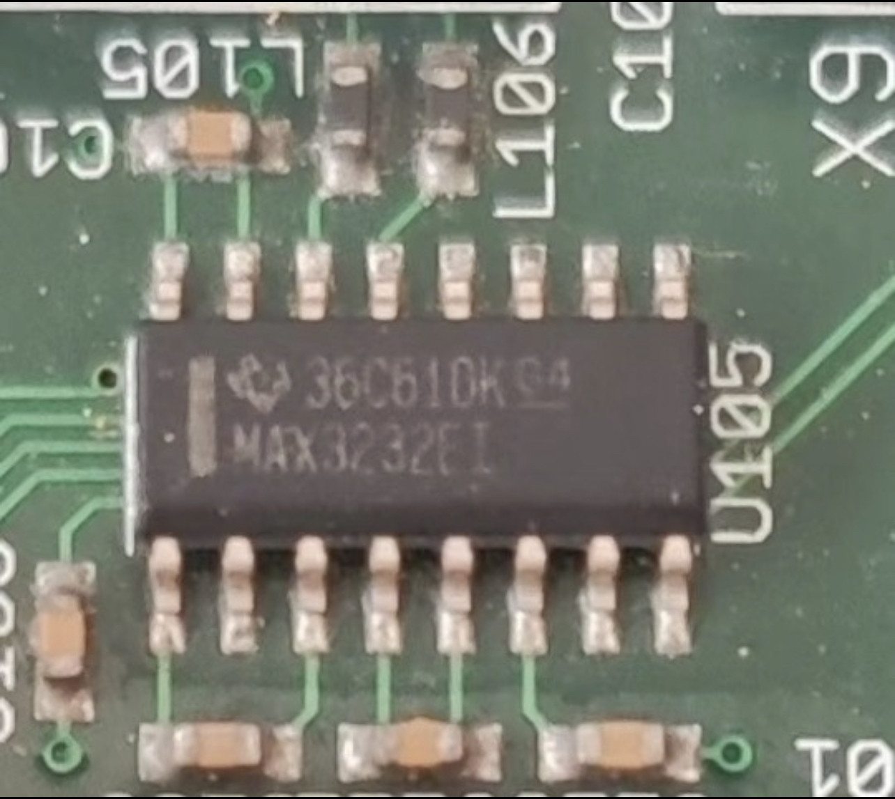 MAX3232EI  MAX3232EIDR  贴片SOIC-16 RS-232线路驱动器/接收器