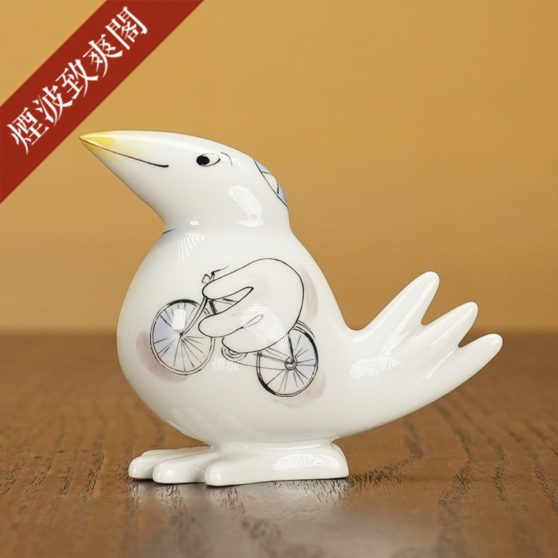 趣味小鸟骑单车者小型瓷偶摆件