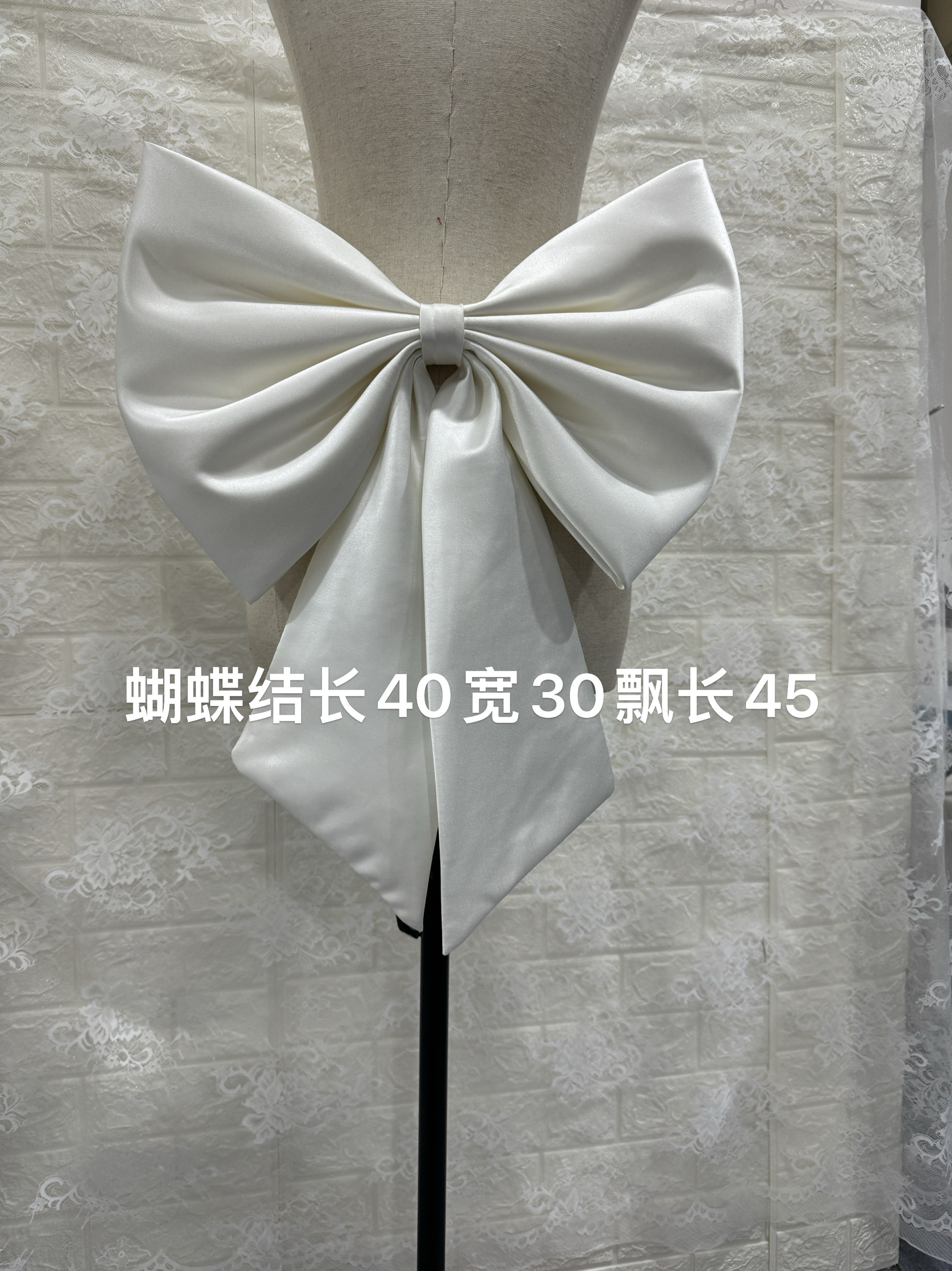 米白色缎面蝴蝶结飘带装饰舞台演出服婚纱礼服连衣裙遮挡背景