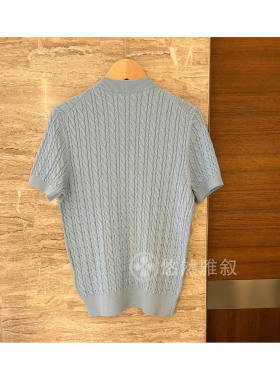 仅限老客 棉+羊毛混纺 柔光灰蓝色 复古扭花精致徽章短袖针织衫