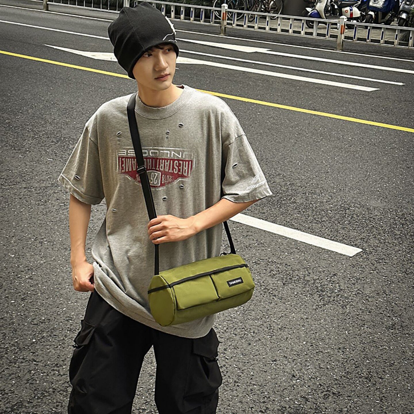 日系ins潮牌斜挎包男小众设计感圆筒包休闲工装背包女通勤单肩包