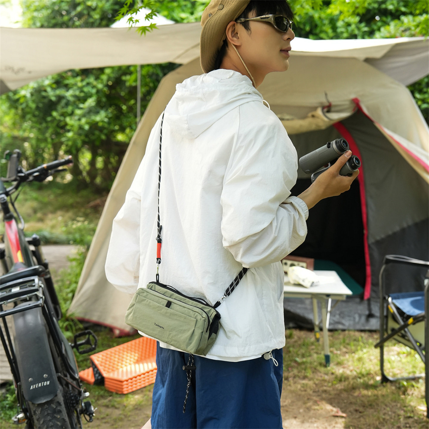男士户外轻便水杯斜挎包