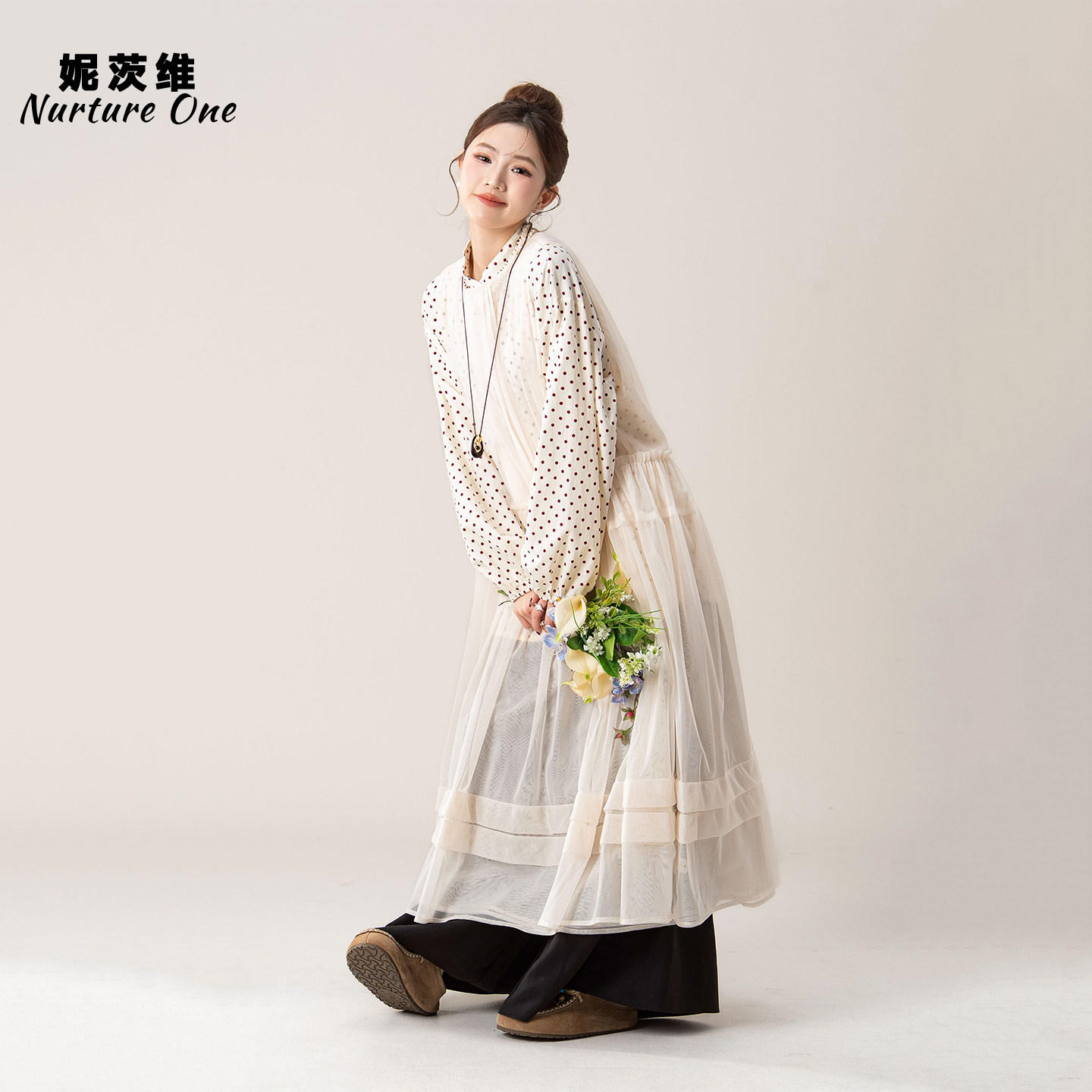 妮茨维【森系松弛】杏色网纱叠穿背心裙女开春穿搭慵懒风长款罩衫