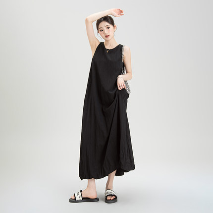 黑色背心吊带花苞连衣裙女2025夏季新款法式无袖宽松显瘦灯笼长裙