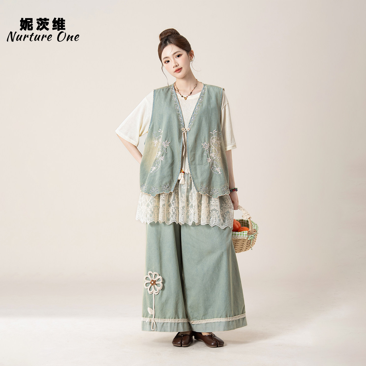 妮茨维【青绣星芒】民族风重工刺绣V领马甲女不费力穿搭T恤牛仔裤