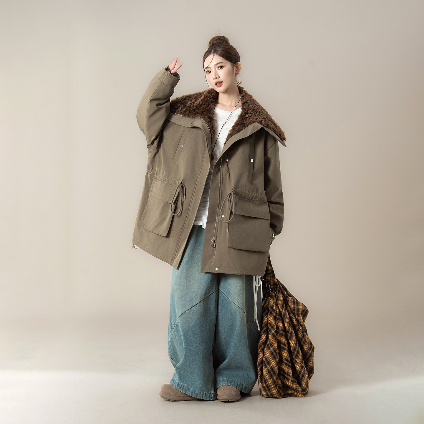 军绿色羊羔毛大翻领加厚派克服女冬季新款中长款宽松保暖工装外套