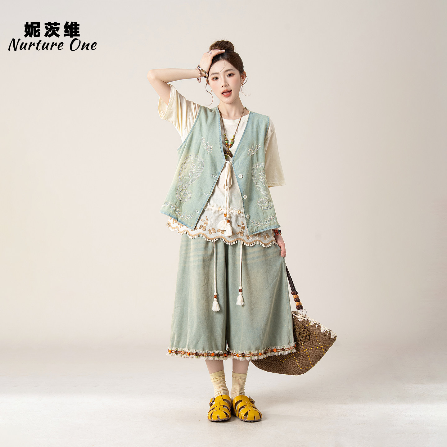 妮茨维【青漾时光】民族风复古套装女蕾丝刺绣T恤牛仔马甲阔腿裤
