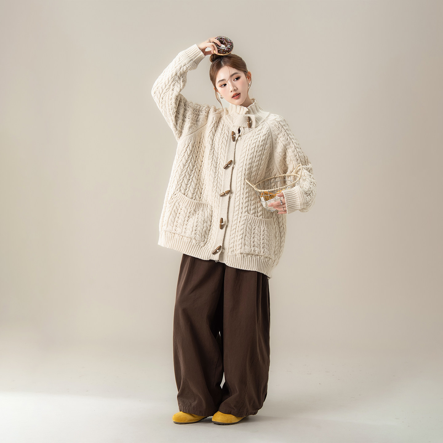 米白色复古牛角扣麻花毛衣外套女春秋新款慵懒风宽松显瘦开衫上衣