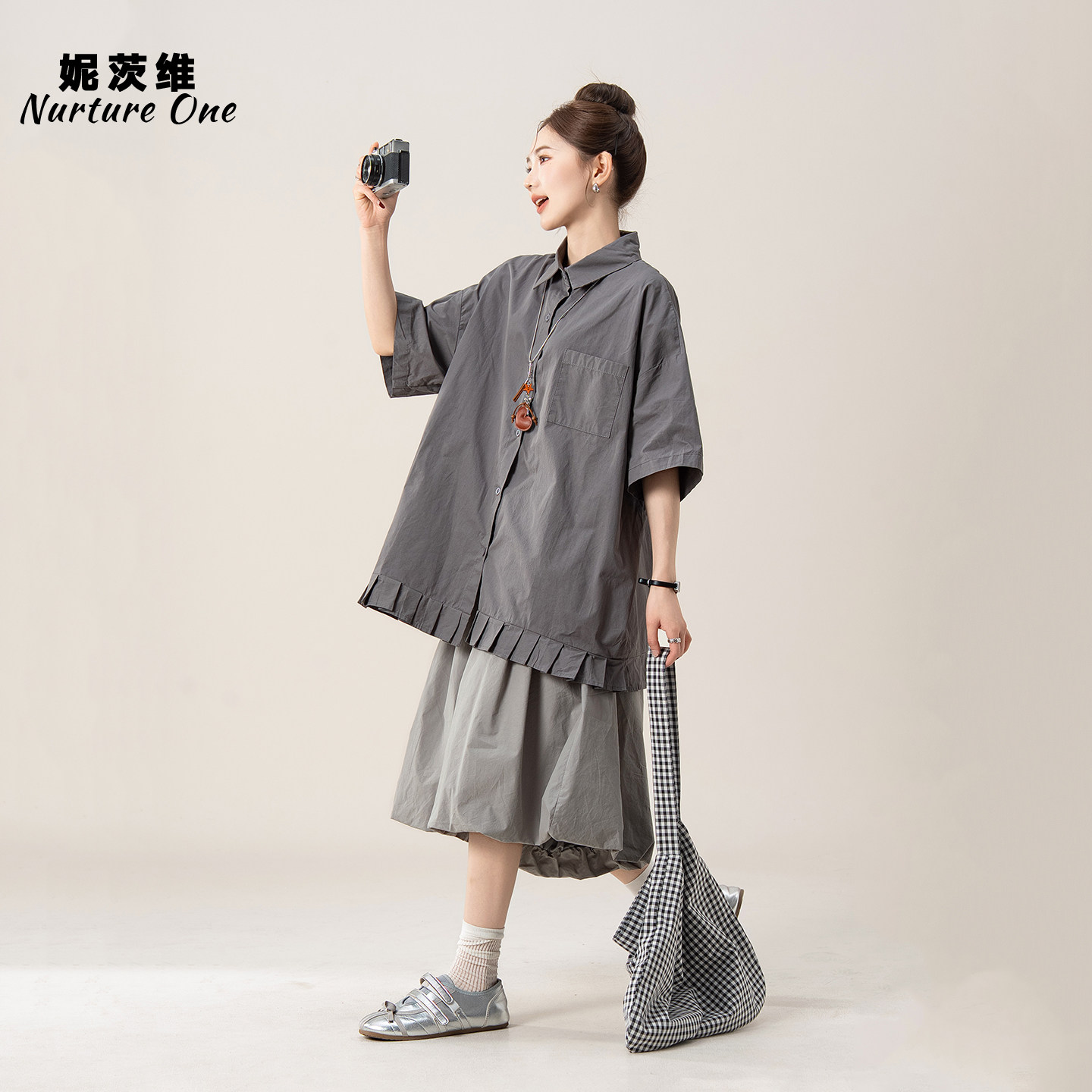 妮茨维【复古闲逸】灰色翻领短袖衬衫女夏季穿搭压褶荷叶花边上衣