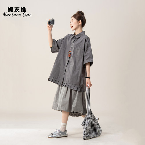 妮茨维【复古闲逸】灰色翻领短袖衬衫女夏季穿搭压褶荷叶花边上衣