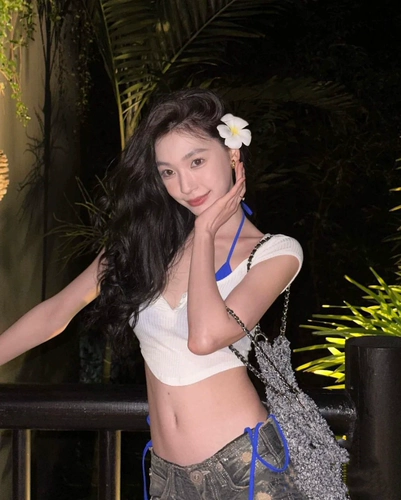 Yi Mengling, те же пуговицы с короткими рубашкой, Kleine Bikini, является чисто висящей шеей, чтобы собрать пляжный купальник