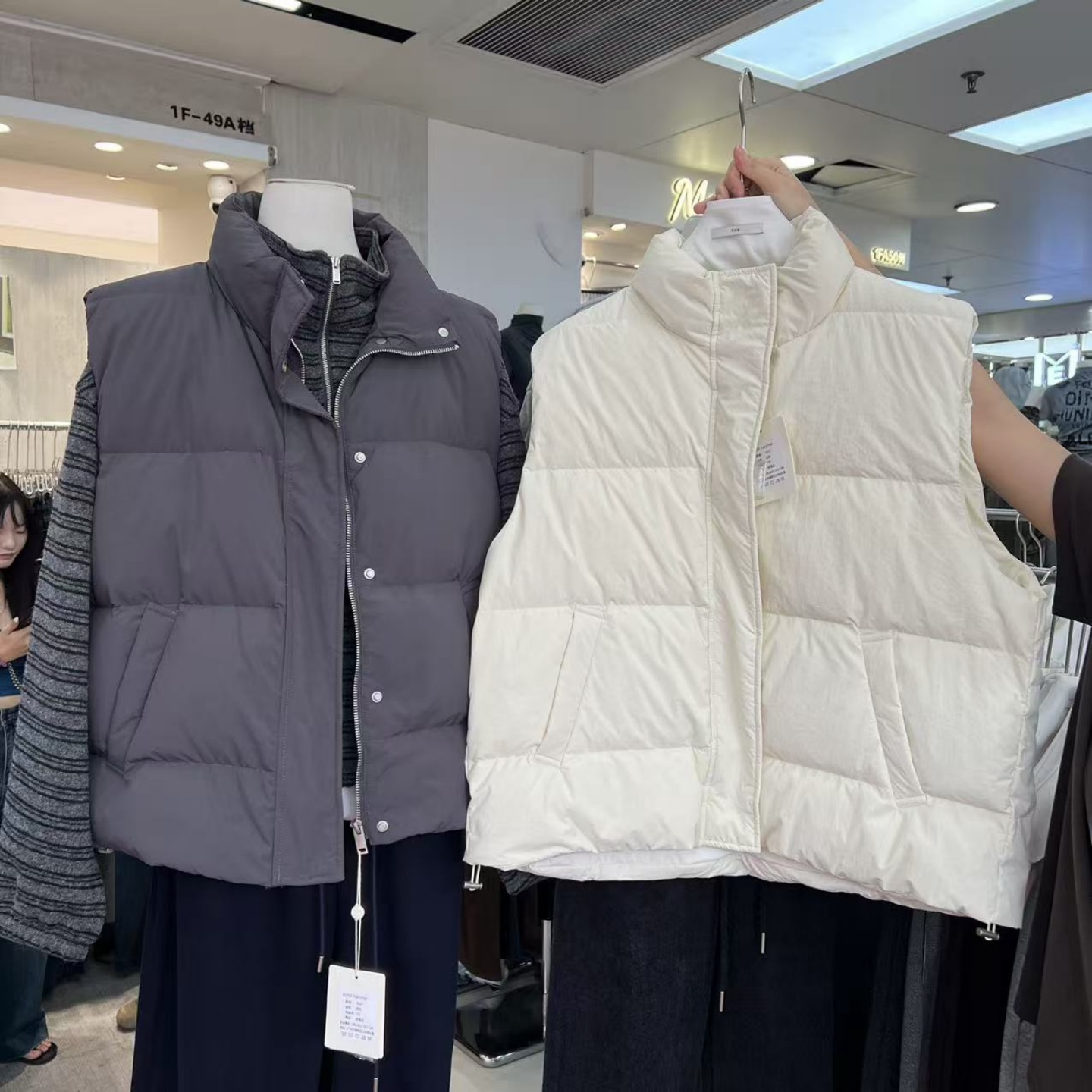 Xhm2025年秋冬季新款气质纯色简约百搭休闲保暖羽绒马甲外套7627