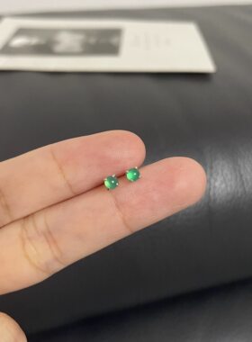 S925纯银迷你四爪绿玉髓耳钉