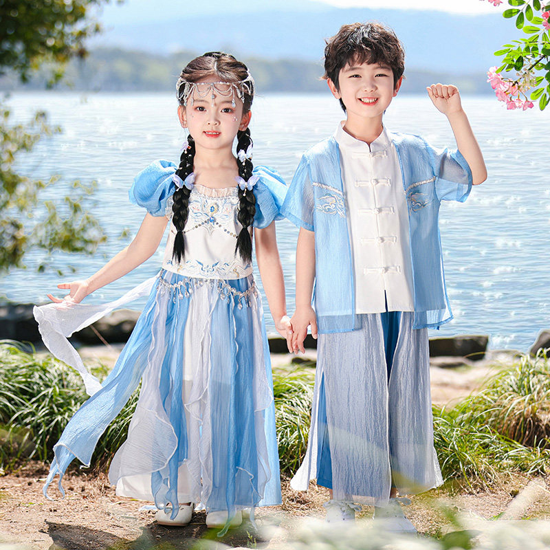 中小学生幼儿园浅蓝色舞蹈演出服