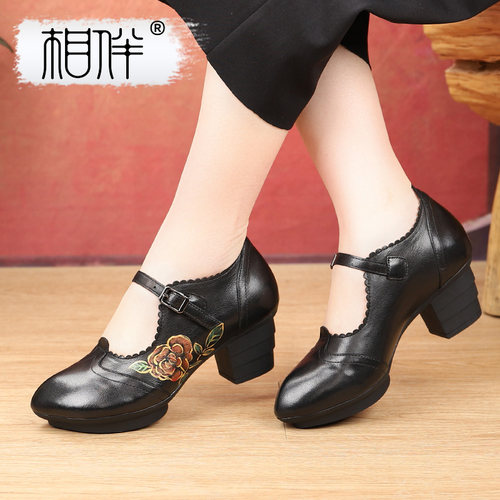 相伴真皮花朵粗跟软底不累脚女鞋