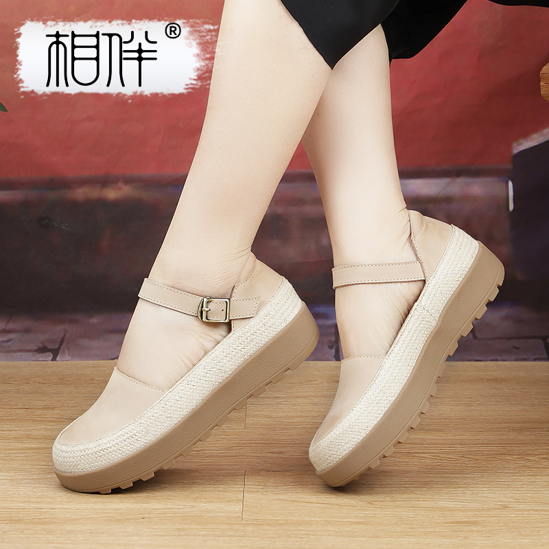 相伴圆头款复古风搭扣厚底休闲鞋