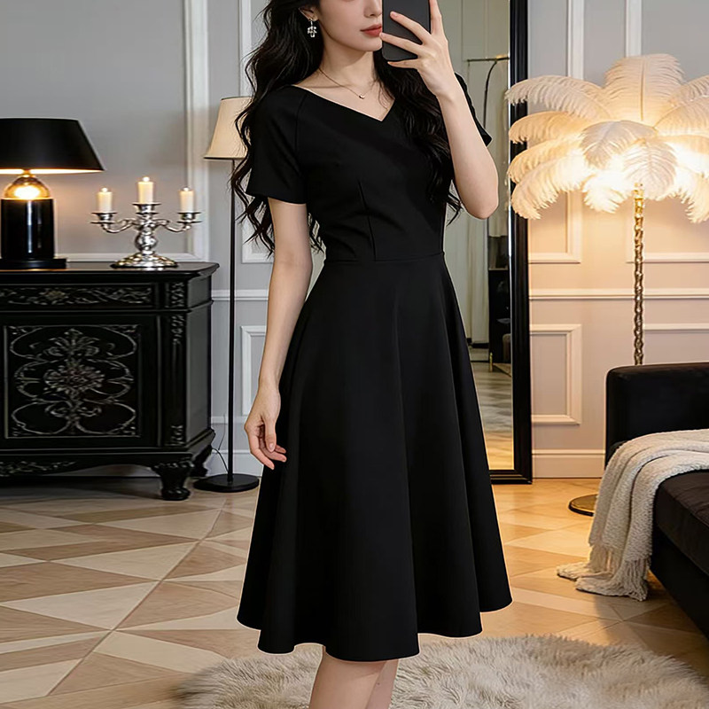 赫本风黑色V领连衣裙女收腰显瘦中长款气质裙气质通勤修身型夏季