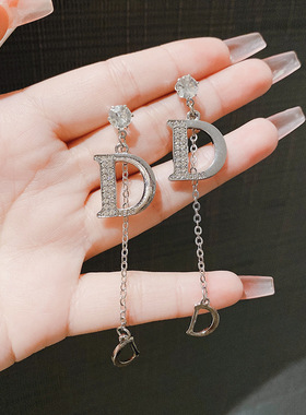 法式D字母流苏耳环女2024新品轻奢感长款耳钉显脸瘦时尚大气耳饰