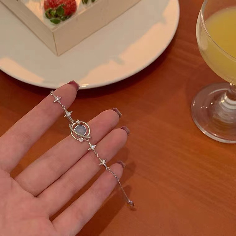 耿耿星河手链女生ins小众设计2022年新款感设计星球手链