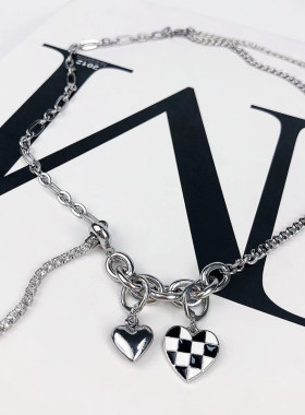 新品黑白棋盘格爱心吊坠项链女ins微镶钻流苏百搭秋冬毛衣链