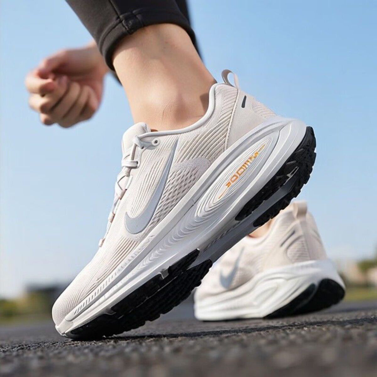 耐克男鞋新款运动鞋VOMERO18缓震竞速马拉松跑步鞋HM6803-009